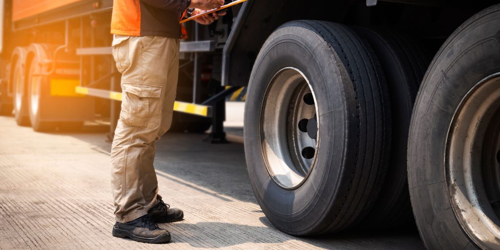 Mantenimiento Expertos en Neumáticos: Prolonga la Vida Útil de tu Maquinaria Industrial y Carretillas Elevadoras