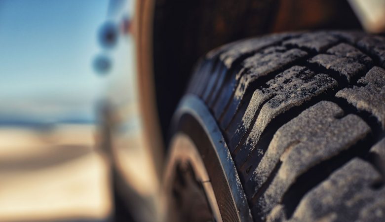 Prolonga la vida útil de los neumáticos de motoniveladoras con estos consejos clave